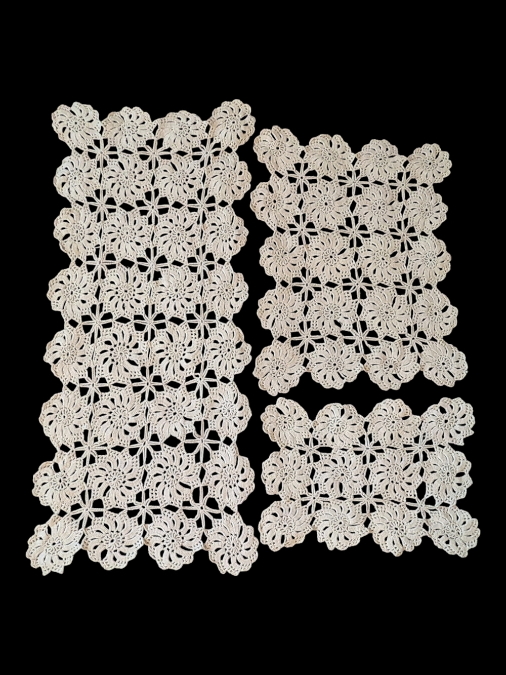 VTG 50s Handmade 3P Ecru Crocheted Lace Matching Floral 1 Runner 2 Doilies